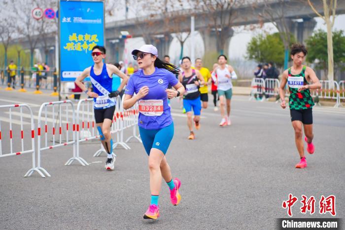 万名跑者竞速武汉黄陂：领略空港新城发展与城