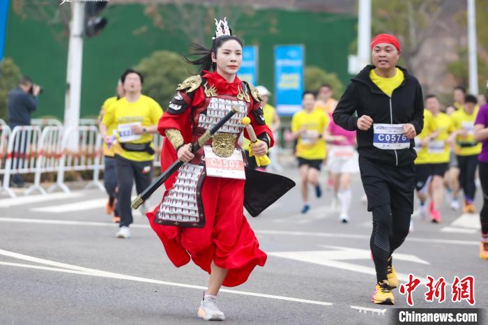 万名跑者竞速武汉黄陂：领略空港新城发展与城