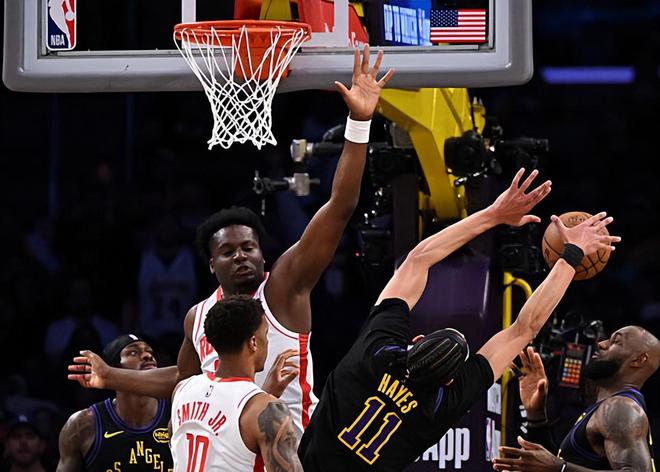 湖人两连胜奠定系列赛优势 卡佩拉低迷成火箭败